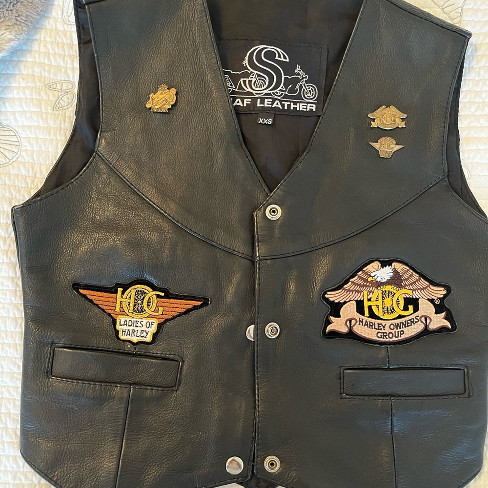 Shaf Women's Leather Vest Motorcycle Harley.
Ladies of Harley patch and buttons
